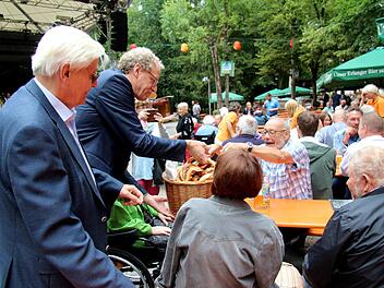 German Hacker verteilte mit Brüne Soltaus (l.) Hilfe die "Bürgermeisterbrezen".   Foto: Richard Sänger