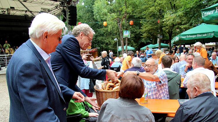 German Hacker verteilte mit Brüne Soltaus (l.) Hilfe die "Bürgermeisterbrezen".   Foto: Richard Sänger
