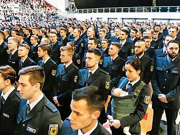 Die jungen Bundespolizisten feiern den Abschluss ihrer zweieinhalbj&auml;hrigen Ausbildung.  Foto: Matthias Hoch