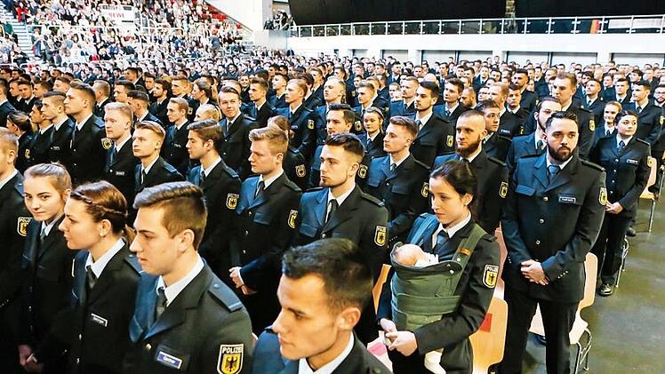 Die jungen Bundespolizisten feiern den Abschluss ihrer zweieinhalbj&auml;hrigen Ausbildung.  Foto: Matthias Hoch