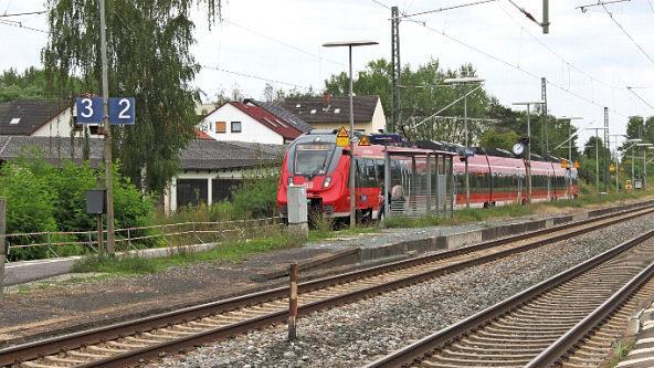 Am Bahnhof ist bis auf die Oberleitungen noch alles beim Alten.