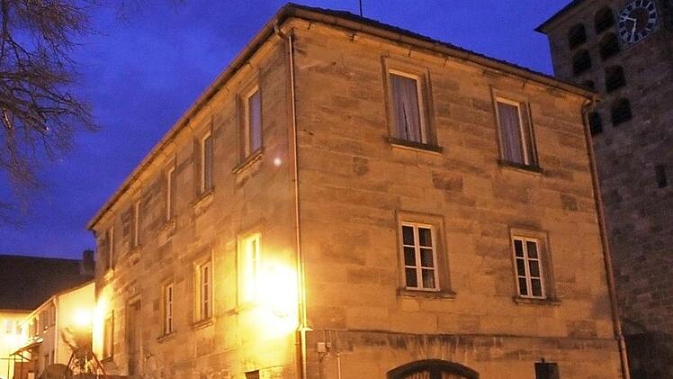 Zu jeder Tages- und Nachtzeit müssen Hundehalter in Marktgraitz ihre Vierbeiner künftig an der Leine führen.  Foto: Roland Dietz
