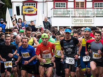 Jan Pluta gewann vor Clemens Gundermann (v. li.) den Hobbylauf. Markus Unsleber (Nr. 88) siegte im Halbmarathon, Michael Dorn (2. v. re.) wurde Dritter.  Andreas Klupp