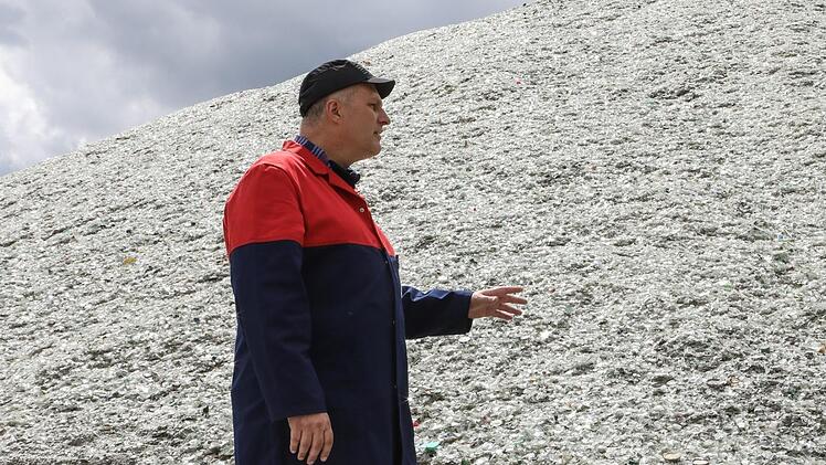 Uwe Eichhorn erklärt Reporter Matthias Litzlfelder, wie bei Wiegand gebrauchtes  Glas aufbereitet und recycelt wird. Foto: Barbara Herbst