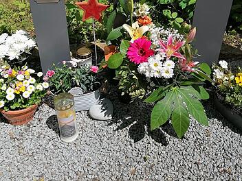 Zum wiederholten Mal machten sich Diebe am Grabschmuck mehrerer Urnengräber am Creidlitzer Friedhof zu schaffen.