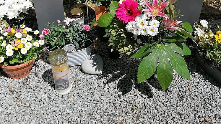 Zum wiederholten Mal machten sich Diebe am Grabschmuck mehrerer Urnengräber am Creidlitzer Friedhof zu schaffen.