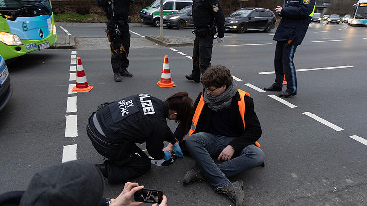 Bayreuth: "Letzte Generation" demonstriert im Stadtgebiet - Klima-Aktivisten kleben sich auf Stra&szlig;e fest