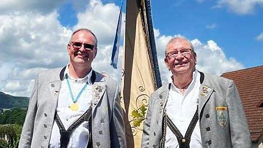 Benno Nauth (rechts) wurde für 60-jährige aktive Musiktätigkeit geehrt.