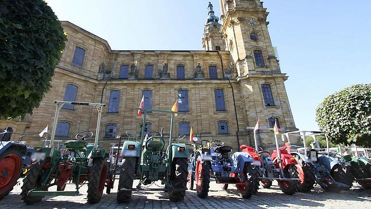 Ein beeindruckendes Bild gaben die Traktoren vor dem barocken Glanz der Basilika ab. Fotos: Gerda V&ouml;lk