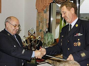 Der Kommandant der Feuerwehr Tschirn, Harald Schnappauf (rechts), dankte Joachim Hertel mit einer Urkunde für 40 Jahre Dienst in der Feuerwehr. Fotos: Michael Wunder