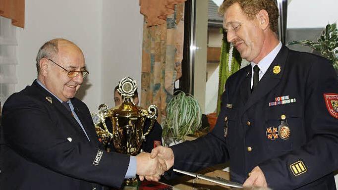 Der Kommandant der Feuerwehr Tschirn, Harald Schnappauf (rechts), dankte Joachim Hertel mit einer Urkunde für 40 Jahre Dienst in der Feuerwehr. Fotos: Michael Wunder