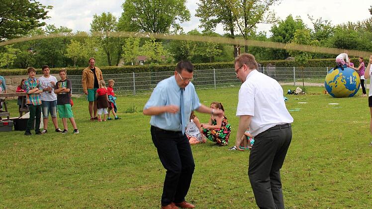 Seilspringer im Doppel: Pfarrer Ringer (rechts) und Bürgermeister Fischkal