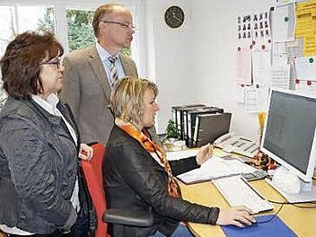Die neue Anmeldeplattform für das Netzwerk "Junge Eltern/Familien" wurde von Barbara Hein (sitzend), Karin Müller und Stefan Fella vom Amt für Ernährung, Landwirtschaft und Forsten offiziell vorgestellt.  Foto: Eckert