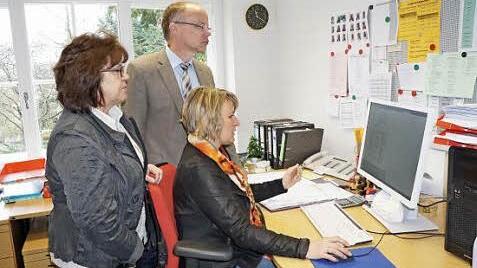 Die neue Anmeldeplattform für das Netzwerk "Junge Eltern/Familien" wurde von Barbara Hein (sitzend), Karin Müller und Stefan Fella vom Amt für Ernährung, Landwirtschaft und Forsten offiziell vorgestellt.  Foto: Eckert