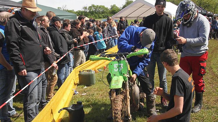 Immer wieder musste an den Maschinen auch während des Rennens "gebastelt" werden.