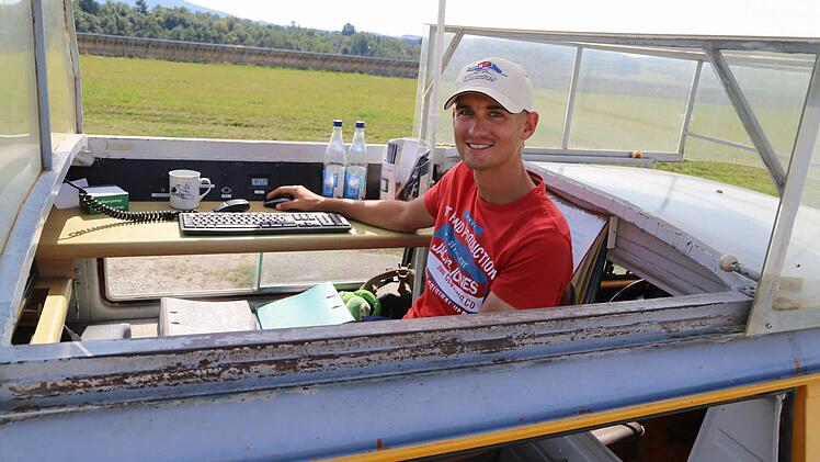 Benedikt Schmitt als souveräner Leiter des Flugbetriebes Foto: Franz Galster