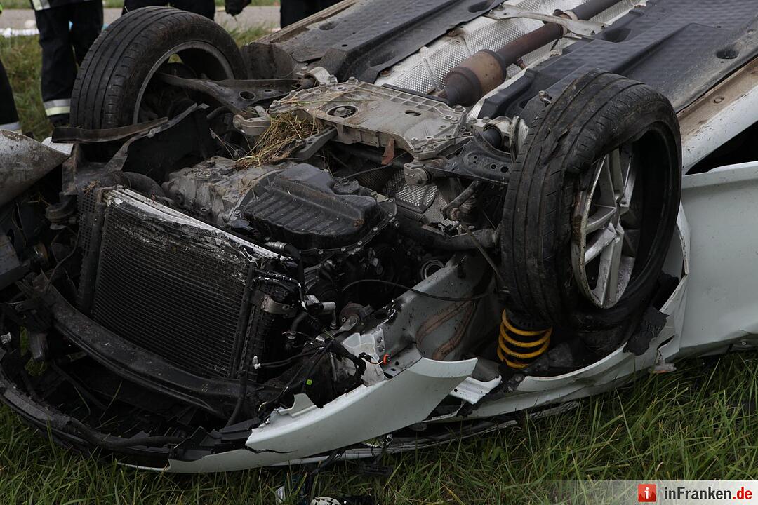 Pkw landet bei Kemmathen auf dem Dach