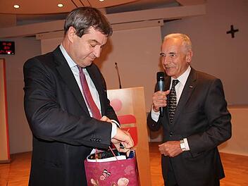 Rainer Kober, Vorsitzender von Kronach Kreativ, überreichte Geschenke an Markus Söder.  Foto: Veronika Schadeck