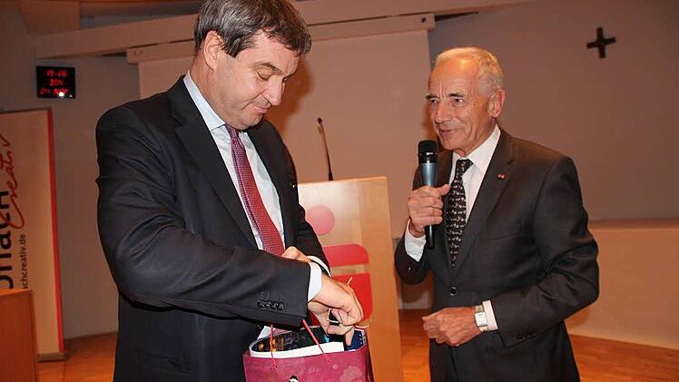 Rainer Kober, Vorsitzender von Kronach Kreativ, überreichte Geschenke an Markus Söder.  Foto: Veronika Schadeck
