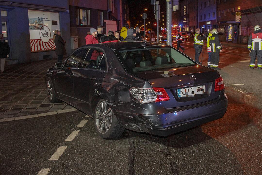 Nürnberg: Rettungswagen kollidiert bei Einsatzfahrt mit Auto – zwei Verletzte