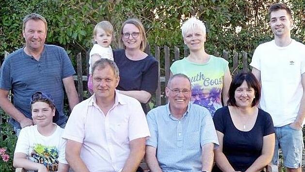 Die Familie Reiser-Meyerweissflog spendete eine Bank f&uuml;r das Ruhe-Eck. Alexander Meyerweissflog "&uuml;bergab" die Bank an den Ersten Vorsitzenden Frank Bayer. Foto: Georg Snater