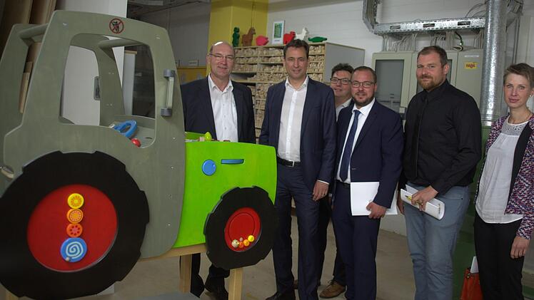 Erst ging es um digitale Bildung, dann um die analoge Produktion: Bei seinem Besuch der Haba-Firmenfamilie in Bad Rodach nahm sich Staatsminister Georg Eisenreich (CSU) am Freitag nach einem ausführlichen Gespräch mit Unternehmensvertretern und CSU-Kommunalpolitikern noch Zeit für einen Rundgang durch die Spielzeugproduktion. Von links: Geschäftsführer Harald Grosch, Eisenreich, Christoph Herold (CSU Bad Rodach), die Bürgermeister Sebastian Straubel (Lautertal) und Martin Mittag (Seßlach) und...