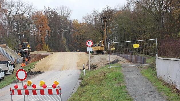 Die Ortsverbindungsstraße zwischen Michelau und Schwürbitz ist derzeit voll gesperrt: Sie wird im Zuge der laufenden Deichnachrüstung höhergelegt.  Foto: Annette Körber