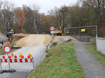 Die Ortsverbindungsstraße zwischen Michelau und Schwürbitz ist derzeit voll gesperrt: Sie wird im Zuge der laufenden Deichnachrüstung höhergelegt.  Foto: Annette Körber