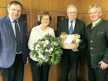 Rudolf Eisenschink (Mitte, mit Ehefrau Marianne) nimmt die Glückwünsche zum 80. Geburtstag von Bürgermeister Werner Diersch (rechts) und Altbürgermeister Siegfried Küspert entgegen.  Foto: Dieter Hübner