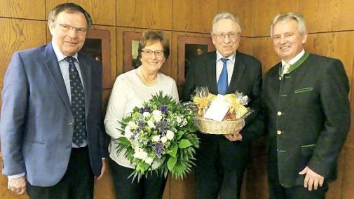 Rudolf Eisenschink (Mitte, mit Ehefrau Marianne) nimmt die Glückwünsche zum 80. Geburtstag von Bürgermeister Werner Diersch (rechts) und Altbürgermeister Siegfried Küspert entgegen.  Foto: Dieter Hübner