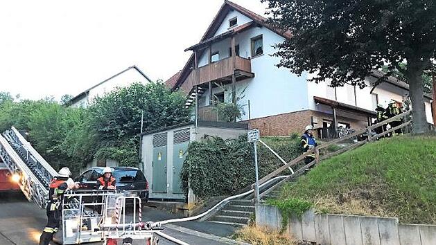 Alle Bewohner des Mehrfamilienwohnhauses mussten aufgrund der starken Rauchentwicklung ihre Wohnungen verlassen. Die Feuerwehr hatte die Flammen im Erdgeschoss des Hauses aber rasch unter Kontrolle.