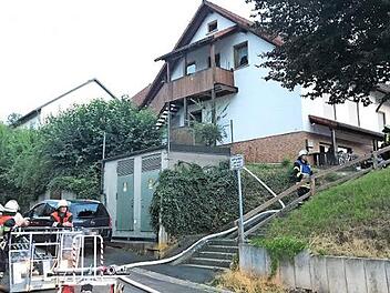 Alle Bewohner des Mehrfamilienwohnhauses mussten aufgrund der starken Rauchentwicklung ihre Wohnungen verlassen. Die Feuerwehr hatte die Flammen im Erdgeschoss des Hauses aber rasch unter Kontrolle.