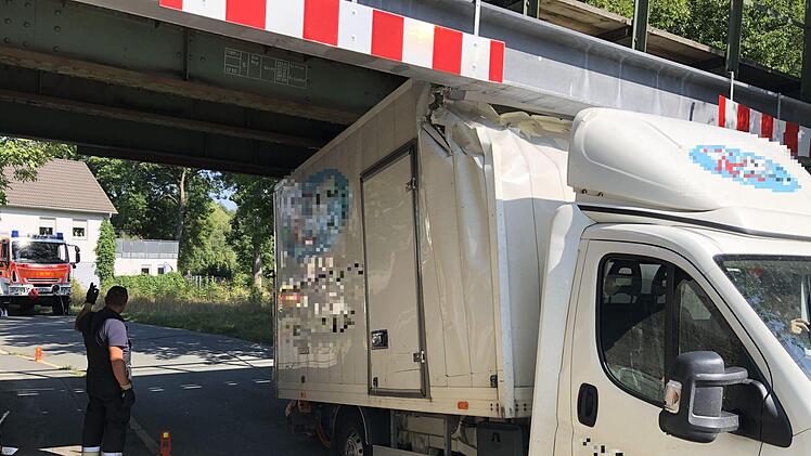 Ein Umzugswagen blieb am Freitag in einer Bahnunterführung in Hof stecken. Foto: NEWS5 / Fricke