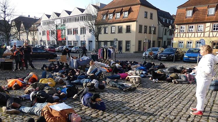 Und plötzlich fielen alle "tot" um. Diese Aktion solle demonstrieren, dass pro Tag 100 Tierarten sterben, erklärten die Organisatoren.