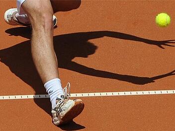 Nicht nur den Schatten als "Gegner": In diesen Tagen beginnt trotz Corona die Medenrunde im Tennis. Foto: Archiv