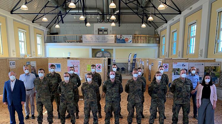 Die Soldaten im Tattersall mit (von links) Landrat Thomas Bold, Dr. Ingo Baumgart, Leiter des Gesundheitsamtes, Oberfeldwebel Marcel Krucker, Katharina Edelmann (rechts), stellvertretende Verwaltungsleiterin des Impfzentrums und (Zweite Reihe, rechts) Matthias Endres, Leiter des Impfzentrums mit Soldaten.