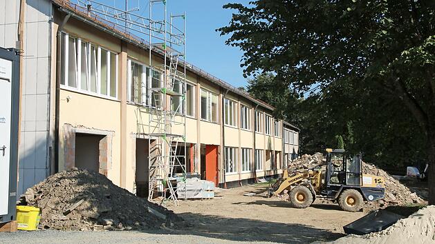 Mit Hochdruck laufen die Umbauarbeiten f&uuml;r einen weiteren Kindergarten im tiefer liegenden Geschoss des Pressecker Schulgeb&auml;udes. Sie sollen bis zum Fr&uuml;hjahr beendet sein. Dann werden die Schulr&auml;ume dar&uuml;ber generalsaniert und mit einer modernen Bel&uuml;ftungsanlage versehen.