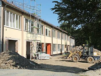 Mit Hochdruck laufen die Umbauarbeiten für einen weiteren Kindergarten im tiefer liegenden Geschoss des Pressecker Schulgebäudes. Sie sollen bis zum Frühjahr beendet sein. Dann werden die Schulräume darüber generalsaniert und mit einer modernen Belüftungsanlage versehen.