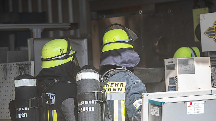 Lagerhallenbrand in Erlangen: Maschine hatte Feuer gefangen