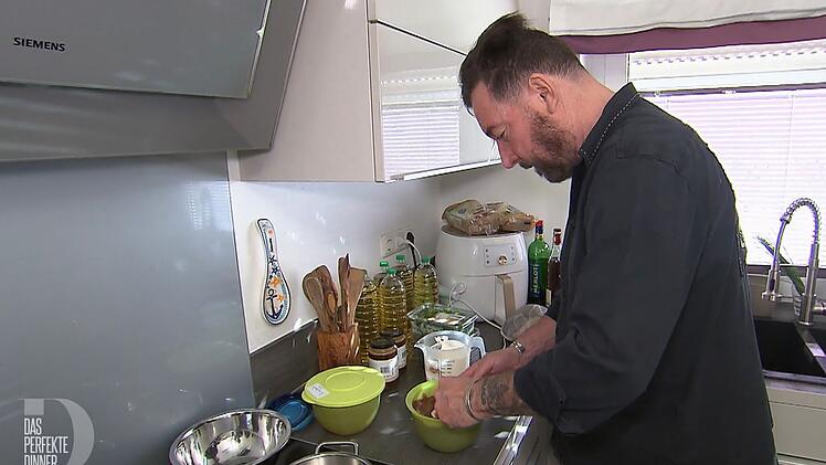 Süßspeisen-Verächter Thomas bereitet das erste Dessert seines Lebens zu.
