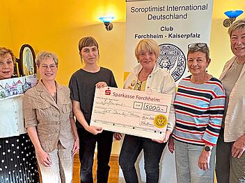 Bei der Spenden&uuml;bergabe (v.&nbsp;l.): Annette Heineck, Simone Stroppel (Gesch&auml;ftsf&uuml;hrung SKF Bamberg), P&auml;dagogin Nadine Moser (Jugendsuchtberatung), Pr&auml;sidentin Gabriele Kullmann, Vize-Pr&auml;sidentin Christine Leuker und Elke Raschzok-Falk. Rebecca Ottmann