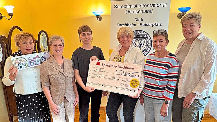 Bei der Spenden&uuml;bergabe (v.&nbsp;l.): Annette Heineck, Simone Stroppel (Gesch&auml;ftsf&uuml;hrung SKF Bamberg), P&auml;dagogin Nadine Moser (Jugendsuchtberatung), Pr&auml;sidentin Gabriele Kullmann, Vize-Pr&auml;sidentin Christine Leuker und Elke Raschzok-Falk. Rebecca Ottmann