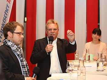 Wolfgang Beiergrößlein (Mitte) ließ sich von seinem Herausforderer Sven Schuster (links) aus der Reserve locken. Fotos: Barbara Herbst