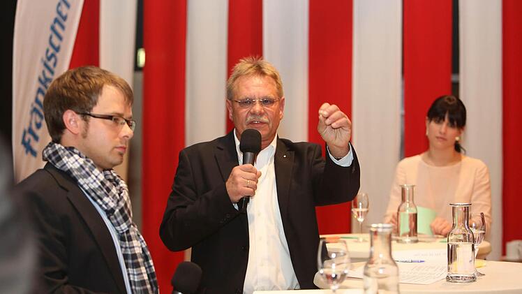 Wolfgang Beiergrößlein (Mitte) ließ sich von seinem Herausforderer Sven Schuster (links) aus der Reserve locken. Fotos: Barbara Herbst