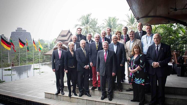 Die Reisegruppe aus Wirtschaftsvertretern mit Bundespräsident Joachim Gauck (Mitte) auf einer Station der Reise in Myanmar. Foto: Bundesregierung