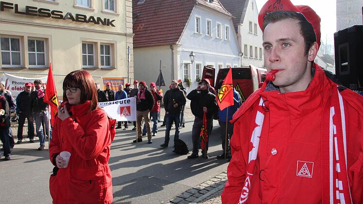 Pfiffe für die bisherigen Verhandlungsangebote. Foto: Ralf Kestel
