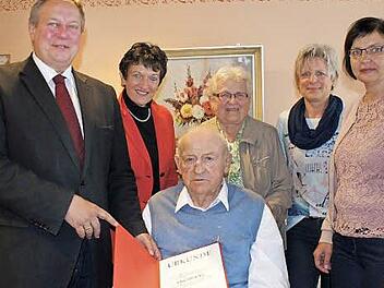 Unser Bild zeigt (von links) Volker Schmiechen, Inge Aures, Karl Früchtel mit Ehefrau Erika, die vor einigen Wochen bei der SPD-Hauptversammlung für 40-jährige Parteitreue geehrt worden war, Tochter Elke Glomb und Schwiegertochter Christa Früchtel. Foto: Klaus-Peter Wulf
