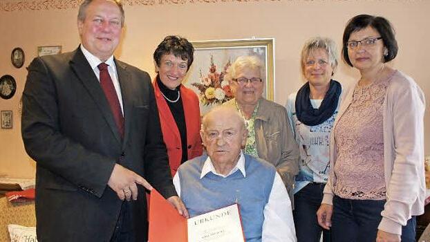 Unser Bild zeigt (von links) Volker Schmiechen, Inge Aures, Karl Früchtel mit Ehefrau Erika, die vor einigen Wochen bei der SPD-Hauptversammlung für 40-jährige Parteitreue geehrt worden war, Tochter Elke Glomb und Schwiegertochter Christa Früchtel. Foto: Klaus-Peter Wulf