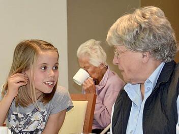 Plausch an der Kaffeetafel: Paula erzählt, wie sie und ihre Freundinnen heißen. Foto: Kathrin Kupka-Hahn