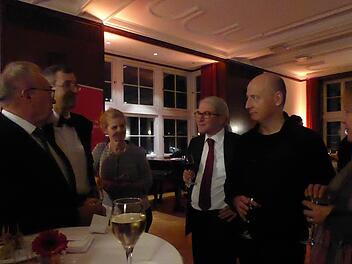 Die Kissinger hielten beim Empfang nach dem Konzert am längsten durch, und nicht nur sie: Paavo Järvi (2. von rechts) im Gespräch mit Thomas Leiner, Tilman Schlömp, Erna Buscham, Hans Otto (Leiter des Künstlerischen Managements) und Elisabeth Müller. Foto: Thomas Ahnertdes